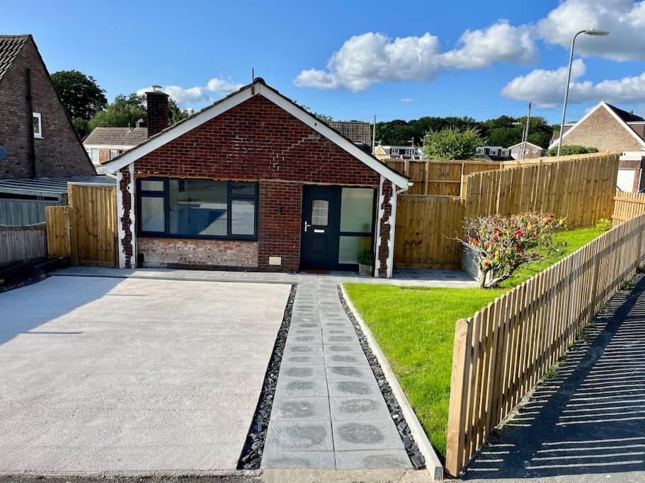 Aberdulais Modern Bungalow In Good Location מראה חיצוני תמונה